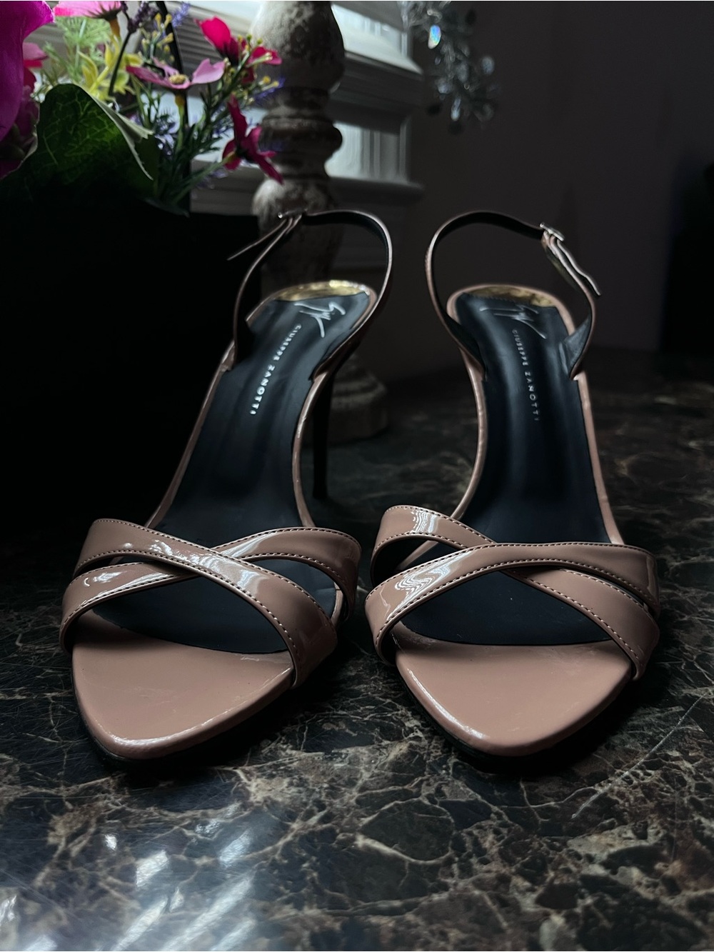 Giuseppe Zanotti
Dorotee
Patent Leather
Criss/Cross Heel/Pumps
39 EU/9 USA Wom - Picture 1 of 11